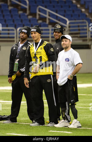 US Army Reserve Spc Justin Lane richtige verbündet sich mit High School Fußballspieler an der Alamodome in San Antonio 2. Januar 2013. Die Nachwuchsathleten nehmen an der US-Armee All-American Bowl, voraussichtlich Jan. 5 gehalten werden, und die besten Highschool-Athleten aus in der gesamten Nation zu vertreten. Lane, ein Green Bay, Wisconsin, USA, native und anderen verwundeten Krieger zusammen mit den Nachwuchsathleten für Fußball-Herausforderungen, darunter Stechkahn fahren, tretend und werfen. Die Armee hat der All-American Bowl in San Antonio seit 2002 veranstaltet mit mehr als 1.300 Schulen bundesweit. US Army Reserve Stockfoto