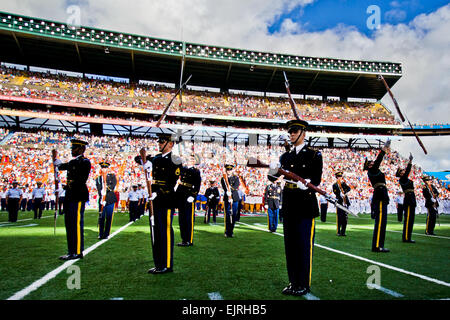 Soldaten der US Army Drill Team zugewiesen führen im Aloha Stadium während der 2012 National Football League Pro Bowl Halbzeit-Show in Honolulu, Hawaii, Jan. 29. Mehrere hundert Soldat innen, Basen in Hawaii zugewiesen wurden während der 2012 Pro Bowl Halbzeit-Show geehrt. Stockfoto