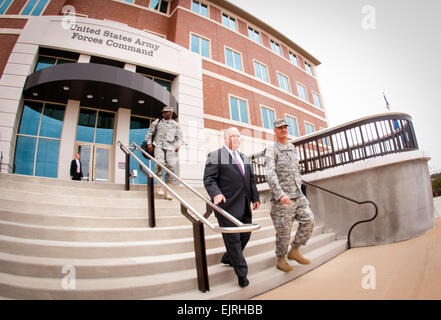 Unter Secretary Of The Army Joseph W. Westphal beginnt eine Tour von Fort Bragg gehostet von FORSCOM Kommandeur General David M. Rodriguez zu seiner linken nur außerhalb der US Army Forces Command-Hauptsitz nach einem senior-Stufe – Kurzübersicht des Staates der Armee 4. Dezember 2012, in Fort Bragg, N.C. Dr. Westphal Reisezweck war, als die Armee verwandelt und bereitet sich auf zukünftige Anforderungen, um die Bedeutung der entscheidende und nachhaltige Landmacht und die Rolle der Armee in die gemeinsame Kraft verstärken, und der umfangreichen Funktionen und Interdependenz der Mähdrescher unterstreichen die wichtige Rolle von Fort Bragg hervorzuheben Stockfoto