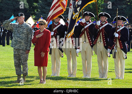 US Army General David D. McKiernan und seiner Frau Carmen, achten während der Nationalhymne vor seiner vollen Ehren Abschiedsfeier am Fort Myer, VA., 15. Juli 2009. McKiernan diente als Kommandeur der NATO und US-Streitkräfte in Afghanistan.  US Air Force Master Sergeant Jerry Morrison McKiernan in den Ruhestand nach 37 Jahren /-news/2009/07/15/24419-mckiernan-retires-after-37-years/?ref=home-headline-title0 Stockfoto