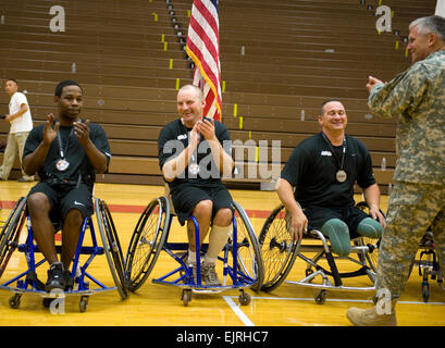 General George W. Casey Jr., US Armee-Stabschef, begrüßt die Armee-Rollstuhl-Basketball-Team nach präsentieren ihnen Silber Medaillen während der Krieger Spiele in Colorado Springs, Colorado, 13. Mai. Rund 200 Verwundete aktiven Dienst Mitglieder und Kriegsveteranen konkurrieren in den konstituierenden Krieger spielen Mai 10-14. Stockfoto