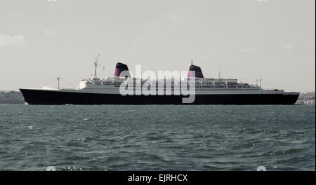 AJAXNETPHOTO 23. JUNI 1971 - SOUTHAMPTON, ENGLAND - FRANZÖSISCHEM VORBILD PASSENGER LINER FRANKREICH VORBEI AN DER ISLE OF WIGHT. FOTO: JONATHAN EASTLAND/AJAX REF: 357119 19 2 Stockfoto