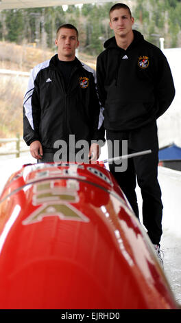 1025-ChrisFogtJohnNapier4067.jpg: US-Armee Welt Klasse Athlet Programm Bobsportler 2nd Lt. Chris Fogt und Sgt. John Napier starke Konkurrenten sind zu US Olympic Bob-Team im Februar bei den Olympischen Winterspielen XXI in Whistler, Kanada konkurrieren soll.  Tim Hipps, FMWRC Public Affairs Stockfoto