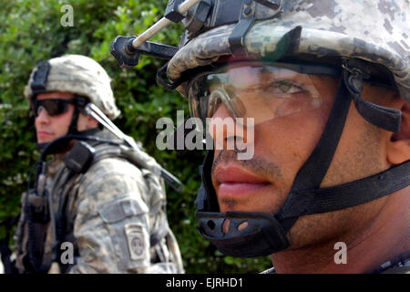 Irakische Polizisten, der 2. nationalen Polizei Division 8. nationale Polizei-Brigade und US Fallschirmjäger, die Multinational Division-Bagdad, 3rd Brigade Combat Team, 82nd Airborne Division 2. Bataillon, 505. Fallschirm-Infanterie-Regiment zugewiesen zugewiesen schauen hinunter eine Straße während Patrouillen Sumer Al-Ghadier, im östlichen Baghdad während Betrieb Asfah Ramlyah.  Sgt. 1. Klasse Alex Licea Stockfoto