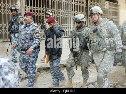 Irakische Major General Amer Khames Hameed links, Kommandeur der 1. Brigade, 1. National Police Division zusammen mit Lieutenant Colonel William E. McRae, gebürtig aus Cleveland und Kommandeur der 1. Bataillon, 319th Airborne Field Artillery Regiment, 3rd Brigade Combat Team, 82nd Airborne Division, Multi-National Division Ñ Bagdad und Col Timothy McGuire, ein Eingeborener von Alamo, Kalifornien, und Kommandeur der 3. BCT , 82. abn. Div., zu Fuß zu einer Abstimmung Website Jan. 26 im Stadtteil Al Karradah Osten Bagdads. NPs und Fallschirmjäger überprüft auf die Sicherheit der mehrere Wahllokale in den Bezirk in Vorbereitung f Stockfoto