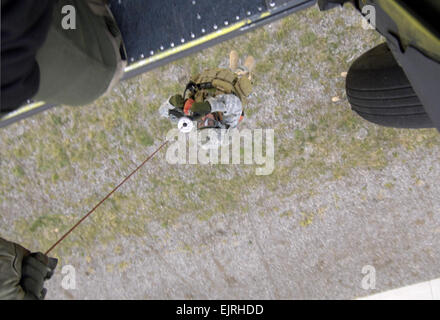 Ein US-Armee Soldat der 19. Spezialeinheiten, Utah National Guard wird an Bord eines Air Force HH-60 Pave Hawk Hubschrauber über dem Utah Test and Training Range 9. November 2007, während der Kampfsuche und Rettung CSAR Integration Übung gehisst. Die Ausbildung wurde von den Luftwaffen der 34. Waffensewadron, United States Air Force Weapons School aus Nellis Air Force Base, Nev. Ziel der Übung war es, die Expertise und Integration mit Utahs 211. Luftfahrtgruppe AH-64 Apache Joint Rotary Wing, 4. Jagdgeschwader F-16 Fighting Falcon Striker Assets, 19. Special Operations Force, zu erweitern Stockfoto