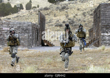 Soldaten der US-Armee der 19. Spezialeinheiten, Utah National Guard, führen einen städtischen Dorfangriff am 13. November 2007 in Camp Williams, Utah, während einer Extraktion eines simulierten abgefochten Piloten als Teil einer Kampfsuche und Rettung CSAR Integration Übung durch. Die Schulung wurde von den Airmen der 34. Waffenkamperie der United States Air Force Weapons School aus der Nellis Air Force Base, Nev. Durchgeführt. Ziel der Übung war es, die Expertise und Integration mit Utahs 211. Aviation Group AH-64 Apache Joint Rotary Wing zu erweitern. 4. Jagdgeschwader F-16 Fighting Falcon Striker Assets, 19. Special O Stockfoto