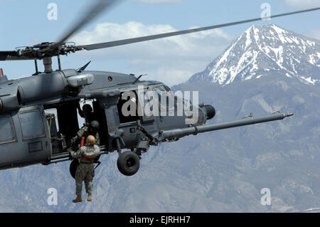 Soldat der Army National Guard in Utah aus der 19. Special Forces ist ein HH-60 Pave Hawk Hubschrauber während einem Kampf Such- und Rettungs-Integration-Übung über die Utah Test und Training in Sandy, Utah, am 3. Mai 2007 gehievt.  Die Übung hilft, das Know-how und die Integration mit Utahs 211. Aviation Group AH-64 Apache gemeinsame Drehflügel, 4. Kämpfer-Geschwader f-16 Fighting Falcon Stürmer Vermögenswerte und Special Operations Forces bei der Durchführung von umfangreichen gemeinsamen Bekämpfung Such- und Rettungsaktionen zu erweitern.   Master Sergeant Kevin J. Grünwald, US Air Force. Stockfoto