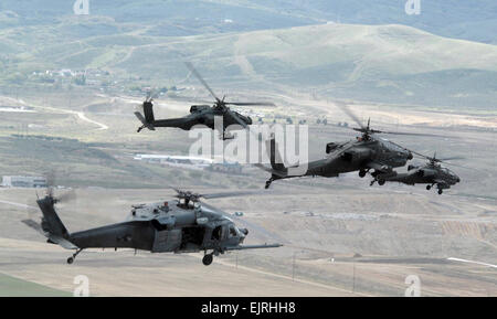 Ein Air Force HH-60 Pave Hawk Hubschrauber, untere links von Nellis Air Force Base, Nevada, Köpfe aus Utah Test und Trainingsbereich mit einer Formation der Armee AH-64 Apache Hubschrauber während eines Kampf-Suche und Rettung CSAR-Integration-Übung in Sandy, Utah, 3. Mai 2007. Die Übung hilft, das Know-how und die Integration mit Utahs 211. Aviation Group AH-64 Apache gemeinsame Drehflügel, 4. Kämpfer-Geschwader f-16 Fighting Falcon Stürmer Vermögenswerte und Special Operations Forces bei der Durchführung von umfangreichen gemeinsamen Bekämpfung Such- und Rettungsaktionen zu erweitern.  Master Sergeant Kevin Grünwald Stockfoto