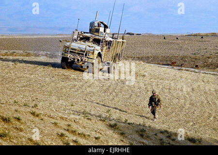 Soldaten aus 6. Squadron, 4th Cavalry Regiment, 3rd Brigade Combat Team, patrouillieren, einem Tal im Norden Afghanistans zu anhaltenden Frieden und Sicherheit durch die Gegend. Die Soldaten führen Operationen zur Unterstützung der Operation Enduring Freedom.  2. Lt. Sven Jenson Stockfoto