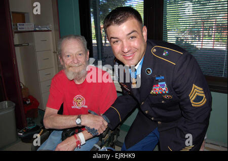 Ehrenmedaille Empfänger US Armee Sgt. 1. Klasse Leroy Petry rechts dauert ein Moment, um mit George Johnson chat links während des Besuchs der der Raymond G. Murphy VA Medical Center in Albuquerque, NM am 2. August. Veterans Affairs Bill Armstrong Stockfoto