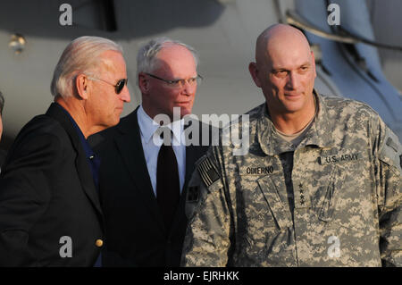 US-Vizepräsident Joseph R. Biden wird von General Raymond Odierno, United States Forces-Irak Kommandierender general und James Jeffrey, der US-Botschafter in den Irak, nach der Landung am Sather Air Force Base, Aug 30 begrüßt. Stockfoto