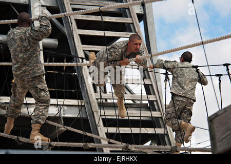 US-Armeesoldaten verhandeln die "Sieg-Tower" am Fort Jackson, S.C. 25. Oktober 2012. Sieg-Turm ist ein militärisches Hindernis-Parcours entwickelt, um Vertrauen in neue Rekruten zu gewinnen.  Staff Sgt Teddy Wade Stockfoto