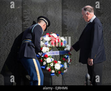 Dr. Bill Sloat legt einen Kranz an das Vietnam Veterans Memorial zu Ehren seines Bruders Spc. 4 Donald P. Sloat, posthum die Medal Of Honor Anfang dieser Woche, 17. September 2014 vergeben.  Sloat zeichnete sich während seiner Zeit als ein MG-Schütze mit der 1. Infanterie-Regiment, 196. Light Infantry Brigade, Filmschaffender Division, während der Kampfhandlungen gegen einen bewaffneten Feind in der Republik von Vietnam. Am Morgen des 17. Januar 1970 Sloat Kader verschoben auf einem Hügel in der Datei Anordnung, wenn die Führung Soldat einen Draht befestigt, eine Handgranate ausgelöst booby-trap, Einrichten von feindlichen Truppen. Wenn t Stockfoto