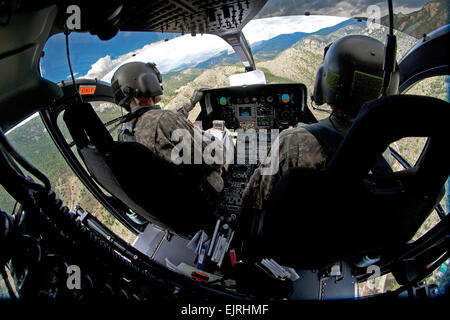 Chief Warrant Officer 4 Mike Eger, links und Chief Warrant Officer 4 Troy Parmley, beide Piloten der Colorado National Guard, Fliege eine UH-72 Lakota Hubschrauber über überfluteten Gebieten im Rahmen der Erleichterung und Recovery-Vorgänge in der Nähe von Fort Collins, Colorado, Mittwoch, 18. September 2013.  Sgt. 1. Klasse Jon Soucy Stockfoto