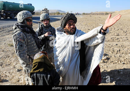 US Army 1st Lt. Raymond Gobberg 2. von rechts, die Information Operations Officer für Zabul Provincial Reconstruction Team spricht mit Dorfälteste während einer Kanal-Site-Übersicht in der Nähe von Highway 1 in der afghanischen Provinz Zabul am 27. November 2010.  Während des Besuchs diskutiert das Team Probleme mit Blick auf das Dorf und wie die lokale Regierung Informationen erhält.   Staff Sgt Brian Ferguson, US Air Force.  Veröffentlicht Stockfoto