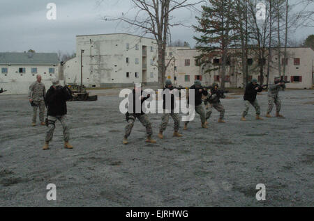 US-Armeesoldaten aus New Hampshire Nationalgarde, 54. Truppe-Befehl, 237. Military Police Company, 2nd Platoon führen reflexiven Heißausbildung während Übung Southbound Trooper VIII auf Fort Pickett, VA., 17. Februar 2008.  Staff Sgt William Newman Stockfoto