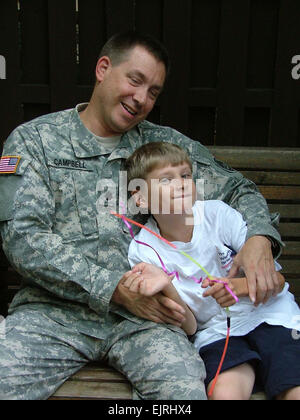 Lieutenant Colonel Scott Campbell sitzt mit seinem Sohn, Ian. Nach kämpfen, um die richtige Pflege für Ian, der Autist ist, angeführt Campbell eine Kampagne für bessere Behandlungsmöglichkeiten für Soldaten und deren Angehörige.  Ian Graham Stockfoto