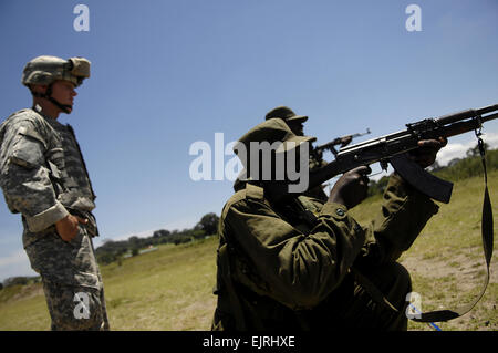 US Army Spc. Ryan Tatman, mit dem 1. Bataillon, 3. US Infanterie Regiment The Old Guard, Fort Myer, Virginia, beobachtet Soldaten aus Uganda Peoples Defense Force UPDF Feuer schießen ihre AK-47 bei einer Belastung in der Endphase eines Kader-Wettbewerbs bei Forward Operating Standort Kasenyi in Uganda 3. April 2008. Die UPDF Soldaten trainieren mit der alten Garde, die zu Combined Joint Task Force - Horn von Afrika zugeordnet sind.   Techn. Sgt. Jeremy T. Lock Stockfoto