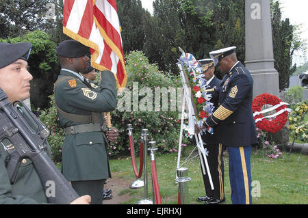 Major General Jesse R. Cross and Command Sergeant Major Nathan Hunt, Quartermaster Center und Schule, zu Ehren der fünfte Präsident Grabstätte mit einem Kranz 28 April. Die Zeremonie erinnert den 250. Geburtstag von Präsident James Monroe.  T. Anthony Bell, Fort Lee Public Affairs Office T. Anthony Bell, Fort Lee Public Affairs Office Stockfoto