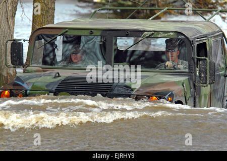 US Army Staff Sgt William Griffin, rechts, zugewiesen, um die 136. bekämpfen Sustainment Support Battalion, Antriebe ein Humvee auf einer überfluteten Straße in Fort Ransom, N.D., 15. April 2009. Griffin und Spc. Jessica Sandberg, zugeordnet der 132. Quartermaster Battalion, machen ein Sozialstaat Besuch zu einer ländlichen zivilen dessen Haus ist von Wasser umgeben.  Senior Master Sergeant David H. Lipp Stockfoto