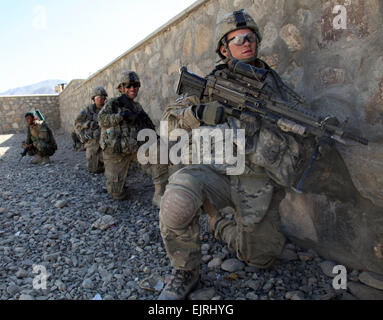 US-Armee Soldaten mit Charlie Troop, 3. Staffel, 89. Kavallerie, 4th Infantry Brigade Combat Team, 10. Gebirgsdivision warten für den Auftrag, gegen Feind zu bewegen in Charkh, Provinz Logar, Afghanistan, am 13. November 2010 positioniert.   Sgt. Sean p. Casey, US-Armee.  Veröffentlicht Stockfoto