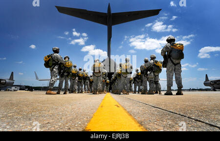 US-Soldaten warten, um ein c-17 Globemaster III-Frachtflugzeug basierend auf Charleston Air Force Base, S.C., auf der Rampe am Pope Air Force Base AFB, N.C., während eines gemeinsamen gewaltsame Eintrag Trainings JFEX 21. Juni 2010 an Bord. Mehr als 98 Soldat innen durchgeführt eine zerstreute Einfügung vom Flugzeug während JFEX eine einwöchige Übung durchgeführt sechs Mal pro Jahr von Soldaten aus Fort Bragg und Flieger an Papst AFB, die entworfen ist, um Zusammenhalt zwischen der Armee und Luftwaffe durch groß angelegte schwere Ausrüstung und Truppen Bewegungen zu stärken.  Staff Sgt Angelita M. Lawrence Stockfoto