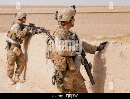 US-Armee CPL. Carlos Garza Jr., der 2. Zug, Delta Company, 1. Bataillon, 143. Infanterie-Brigade in der Luft, 36. Infanterie-Division, Texas Army National Guard, zieht Sicherheit während einer Mission in Paktya Provinz, Afghanistan 16. August 2012.  Staff Sgt Zach Holden, 115. Mobile Public-Affairs-Abteilung. Stockfoto