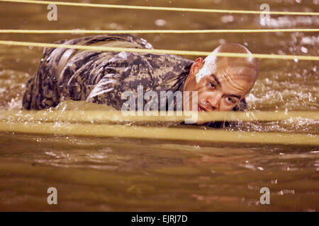 Sgt. Jay-Jay Janabajal, 1. Bataillon Airborne 143. Infanterie-Regiment, Texas National Guard, bewegt sich durch das Wasserhindernis bei Kirby Field während des Ranger Assessment Trainings, 10. Februar 2013 bei der Army National Guard Warrior Training Center.  Ashley-Cross Stockfoto