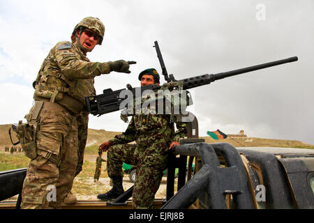 US Armee Sgt. James Misch mit Charlie Troop, 1. Staffel, 4. Kavallerie-Regiment, 2nd Platoon, 4th Infantry Brigade Combat Team, 1st Infantry Division, zeigt Afghan National Army Soldaten, wie ein M2.50 Kaliber-Maschinengewehr während grundlegende Treffsicherheit Skills-training in der Provinz Paktika, Afghanistan, 18. Juni 2012 laden. US-Soldaten und afghanische Kräfte routinemäßig Verhalten gemeinsames Training zur Stärkung ihrer Partnerschaft und erhöhen die afghanischen nationalen Sicherheitskräfte Fähigkeit, feindliche Aktivitäten zu stören.  David Barnes SPC. Stockfoto