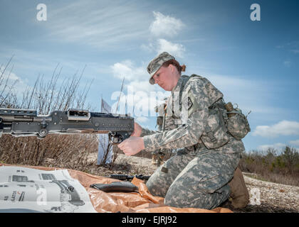 SPC. Ashley Wallace, 14. Military Police Brigade, funktioniert durch eine Waffen-Qualifikation-Übung 2. April 2013, während der beste Krieger Wettbewerb 2013 in Fort Leonard Wood. Mo.-Wallace konkurriert, die Installation nächste Soldat des Jahres zu sein.  Michael Curtis Stockfoto
