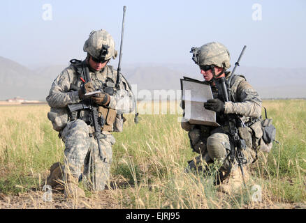 US Army 1st Lt. Matthew Hilderbrand links und Staff Sgt Kevin Sentieri von 2nd Platoon, Delta Company, 1. Bataillon, 4. Infanterie-Regiment, US-Armee in Europa, auf einem Plateau auf der Suche nach einem Waffenlager außerhalb Combat Outpost Sangar in Zabul Provinz, Afghanistan, am 27. Juni 2010 zu patrouillieren.   SPC. Eric Cabral, US-Armee.  Veröffentlicht Stockfoto