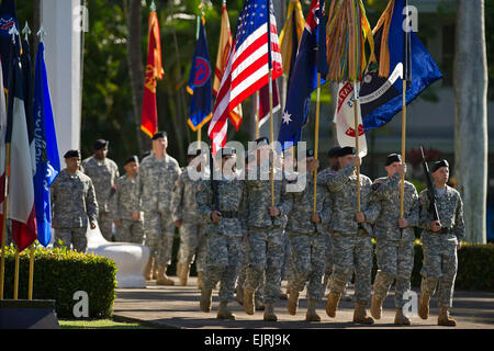 Soldaten, die US-Armee zugewiesen, Pacific USARPAC parade der US und australische Flaggen während einer 17. Januar 2013 stellvertretender Kommandierender General flying V Zeremonie am historischen Palm Kreis auf Fort Shafter, Honolulu, Hawaii. Die Zeremonie begrüßte australische Verteidigung-Kraft-Generalmajor Richard M. Burr als neu ernannter Hauptquartier US Army Pacific stellvertretender Kommandierender General des Betriebs. Diese Ernennung eines ausländischen militärischen Offiziers ist eine erste seiner Art auf dieser Ebene der Führung in der US Army und steht für die anhaltende starke Beziehung zwischen den USA und Australien und weitere sho Stockfoto