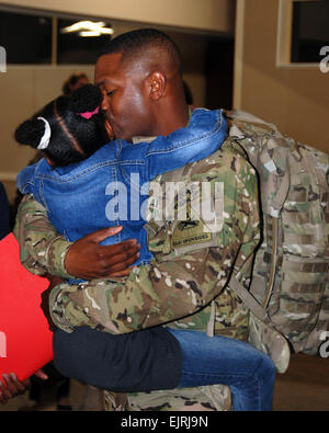 Ein Vater umarmt seine Tochter nach seiner Rückkehr aus Afghanistan, 22 Oktober. Über eine 100 Soldaten aus 1. und 2. Bataillone, 501. Aviation Regiment, Combat Aviation Brigade zurückgekehrt 1. US-Panzerdivision in Fort Bliss, nach einer neun-Monats-Bereitstellung für Afghanistan zur Unterstützung der Operation Enduring Freedom. Familien und Freunde der zurückkehrenden eiserne Adler versammelten sich in der Kontrollgruppe Ankunft/Abfahrt Flugplatz und ein warmes Willkommen Zuhause mit ihren Angehörigen angeboten. Die Mission der Bataillone war Luftfahrt Vermögenswerte für den Kampf, medizinische Evakuierung, und Truppen und Ausrüstung transport Stockfoto