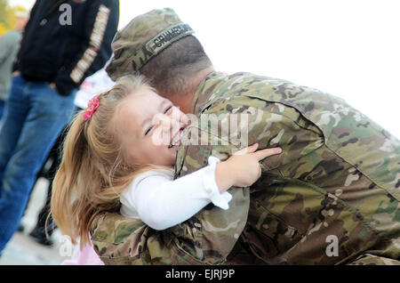 Ein Soldat aus Michigan National Guard wird begrüßt nach Hause von seiner Tochter nach einer einjährigen Tour in Afghanistan am 28. September 2012.  Staff Sgt Helen Miller. Stockfoto