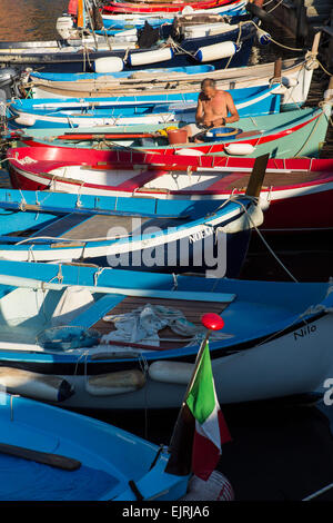 Vernazza, Cinque Terre, Ligurien, Italien, Angelboote/Fischerboote im Hafen Stockfoto