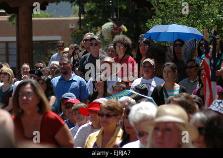 SANTA FE, NM – Tausende von New Mexico Eingeborenen, Familie und Freunde versammelten sich in Santa Fe an Sgt. 1. Klasse Leroy A. Petry Willkommen Zuhause Parade, Aug. 1. Petry, 75th Ranger Regiment Ehrenmedaille Empfänger, kehrte zum ersten Mal seit dem Erhalt der Medal Of Honor, 12 Juli.  Sgt. 1. Klasse Michael R. Noggle, USASOC Public Affairs Stockfoto