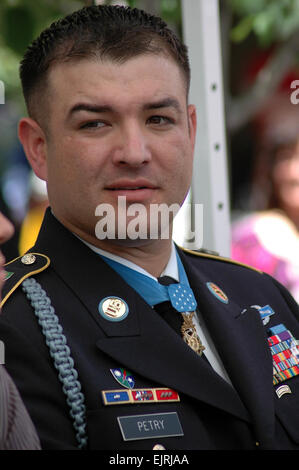 SANTA FE, NM – Sgt. 1. Klasse Leroy A. Petry, 75th Ranger Regiment Ehrenmedaille Empfänger, an der Rezeption danach die Ranger Homecoming Parade in Santa Fe. Dies war Petry der erste Besuch nach Santa Fe seit dem Erhalt der Medal Of Honor, 12 Juli.  Sgt. 1. Klasse Michael R. Noggle, USASOC Public Affairs Stockfoto