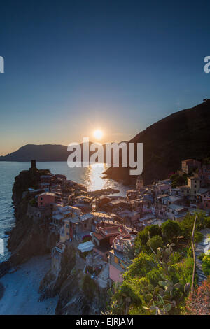 Vernazza, Cinque Terre, Ligurien, Italien, Dorf und Küste bei Sonnenuntergang Stockfoto