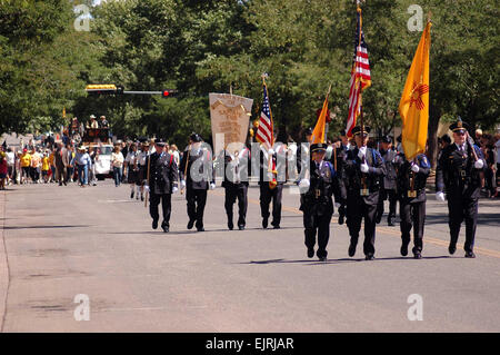 SANTA FE, NM - Sgt. 1. Klasse Leroy A. Petry, 75th Ranger Regiment Ehrenmedaille Empfänger dient als Grand Marshall, Heimat-Parade in Santa Fe, Aug. 1 begrüßen zu dürfen. Dies war Petry der erste Besuch nach Santa Fe seit dem Erhalt der Medal Of Honor, 12 Juli.  Sgt. 1. Klasse Michael R. Noggle, USASOC Public Affairs Stockfoto