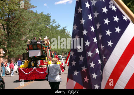 SANTA FE, NM – Sgt. 1. Klasse Leroy A. Petry, 75th Ranger Regiment Ehrenmedaille Empfänger wird von mehr als 5.000 New Mexico Eingeborenen, während ein Willkommen Zuhause Parade in Santa Fe, Aug. 1 begrüßt. Dies war Petry der erste Besuch nach Santa Fe seit dem Erhalt der Medal Of Honor, 12 Juli.  Sgt. 1. Klasse Michael R. Noggle, USASOC Public Affairs Stockfoto