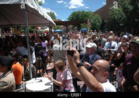 SANTA FE, NM – Tausende von New Mexico Eingeborenen, Familie und Freunde versammelten sich in Santa Fe an Sgt. 1. Klasse Leroy A. Petry Willkommen Zuhause Parade, Aug. 1. Petry, 75th Ranger Regiment Ehrenmedaille Empfänger, kehrte zum ersten Mal seit dem Erhalt der Medal Of Honor, 12 Juli.  Sgt. 1. Klasse Michael R. Noggle, USASOC Public Affairs Stockfoto