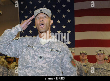 Lieutenant Colonel Andrew Gainey, Kommandeur der 1. Bataillon, 7. Feldartillerie-Regiment, 2. Heavy Brigade Combat Team, 1st Infantry Division, schnappt einen Gruß während seines Bataillons nach Hause Willkommenszeremonie Okt. 21 in Fort Riley, Kansas Gainey war einer von mehr als 250 Soldaten in Fort Riley zurückgekehrt nach einer 12-Monats-Bereitstellung in den Irak.  Mollie Miller, 1. Infanterie-Division-Öffentlichkeitsarbeit Stockfoto