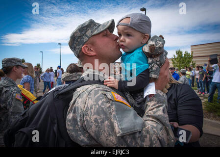 Sgt. William "Billy" Pitsiladis, Lincoln, N.D., 1. Bataillon der North Dakota National Guard, 112. Aviation Regiment Sicherheit und Unterstützung, küsst seinen Sohn Madden in Bismarck, ND, nach der Rückkehr nach Hause von einer einjährigen-Mission im Kosovo am 13. September 2012. Fünfundfünfzig Soldaten des 1. Bataillon, 112. Aviation Regiment Sicherheit und Unterstützung der North Dakota Army National Guard serviert mit Kosovo Force 15 KFOR 15 zur Unterstützung der friedenserhaltenden Operationen der NATO. Stockfoto