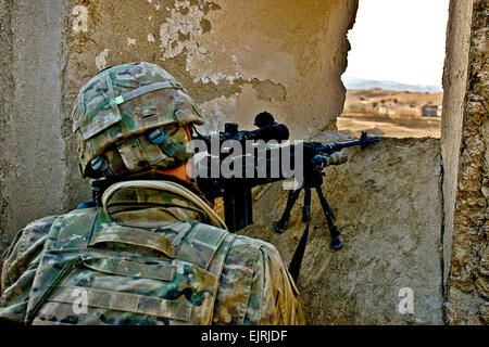 US Army Pvt. Nicholas C. Berman von Asbury, N.J., Infanterist zugewiesen Firma D, 2. Bataillon, 30. Infanterie-Regiment, 4th Brigade Combat Team, 10th Mountain Division, Task Force Sturm bietet Sicherheit aus einer versteckten Position für die afghanischen nationalen Sicherheitskräfte im Kharwar Bezirk Jan. 10. Soldaten der Co. D und ANSF erholte sich zwei Caches und vier Menschen während der zweitägigen Operation verhaftet.  US Armee Sgt. Cooper T. Cash, Task Force Patriot Public Affairs Stockfoto