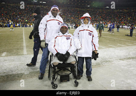 Oberstleutnant Greg Gadson U.S. Military Academy Klasse von 1989, war eine ehrenamtliche Team-Kapitän für die New York Giants, zusammen mit Hall Of Fame Linebacker Harry Carson, während die National Football Conference Championship Spiel 20 Jan. in Lambeau Field in Green Bay, Wisconsin. Gadson verlor beide Beine im Irak. Sein Sohn Jaelen besuchte das Spiel mit ihm. Bitte geben Sie Bildnachweis zu Jerry Pinkus/NYG Stockfoto