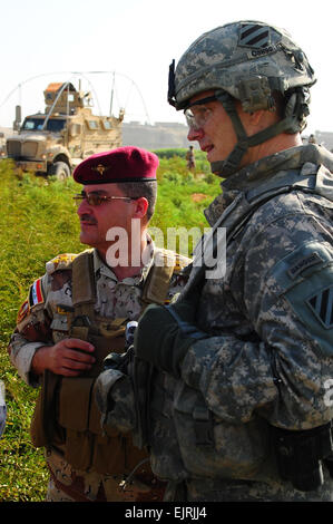 US Armee-Oberstleutnant Richard Coffman rechts, Kommandeur der 3. Staffel, 3. Infanterie-Division, 7. Kavallerie-Regiment, 2. Heavy Brigade Combat Team trifft sich mit Kommandeur einer irakischen Armee in Mosul, Irak, am 25. August 2010.   Staff Sgt Edward Reagan, US-Armee.  Veröffentlicht Stockfoto