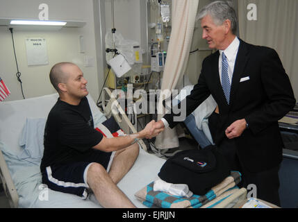 Secretary Of The Army John McHugh trifft einen verwundeten Krieger während seiner 13. Dezember 2011, mit Mitarbeitern und Patienten in Landstuhl Regional Medical Center, Deutschland zu besuchen. US-Armee Foto/Phil A. Jones Stockfoto