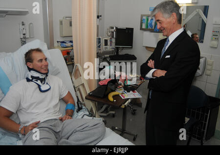 Secretary Of The Army John McHugh trifft einen verwundeten Krieger während seiner 13. Dezember 2011, mit Mitarbeitern und Patienten in Landstuhl Regional Medical Center, Deutschland zu besuchen. US-Armee Foto/Phil A. Jones Stockfoto