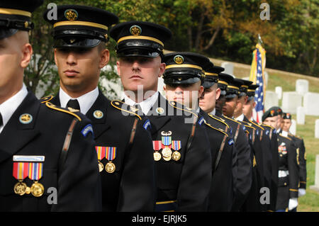 Soldaten aus Honor Guard Company, 3d US Infanterie-Regiment der alten Garde und die US Army Special Forces Command stand in der Bildung vor Beginn einer Kranzniederlegung Zeremonie, Okt. 18, am Kennedy Grab in der Nationalfriedhof Arlington, VA. Special Forces Soldaten legen einen Kranz am Denkmal an seinem Geburtstag. Stockfoto